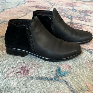 Naot Helm Black Raven/Black Suede size 39